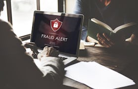 Sicherheitsalarm auf Laptop Mann vor Laptop mit Sicherheitsalarm auf dem Bildschirm
