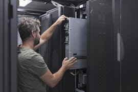 Mann baut Server in Rack ein Mann baut Server in Rack ein