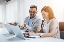 Mann und Frau vor Computer Mann und Frau vor Computer