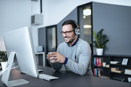 Mann im Büro Mann im Büro
