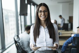 Frau blickt in Microsoft Teams Kamera Frau blickt in Kamera eines Microsoft Surface Hub während eines Teams Meetings.