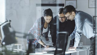 Kolleg:innen beugen sich in Microsoft Teams Meeting über den Tisch Kolleg:innen diskutieren eine Idee in einem Microsoft Teams Meeting.